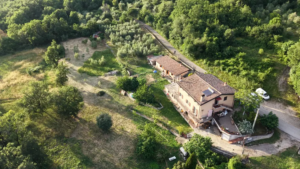 La casa di Verde Respiro vista dal drone tra gli ulivi