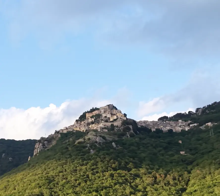 Il borgo di Cervara di Roma arroccato sul crinale