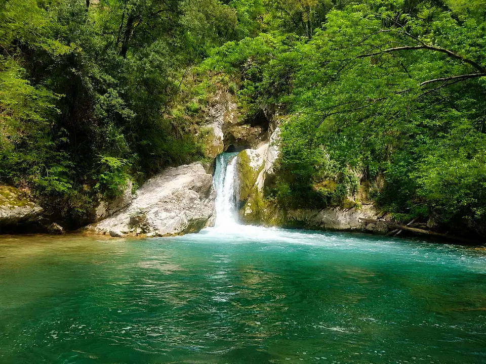 Il laghetto di San Benedetto con la sua cascata
