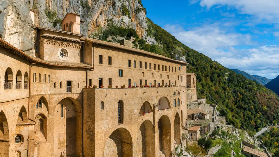 Il Monastero di San Benedetto (Sacro Speco) incastonato nella roccia a Subiaco